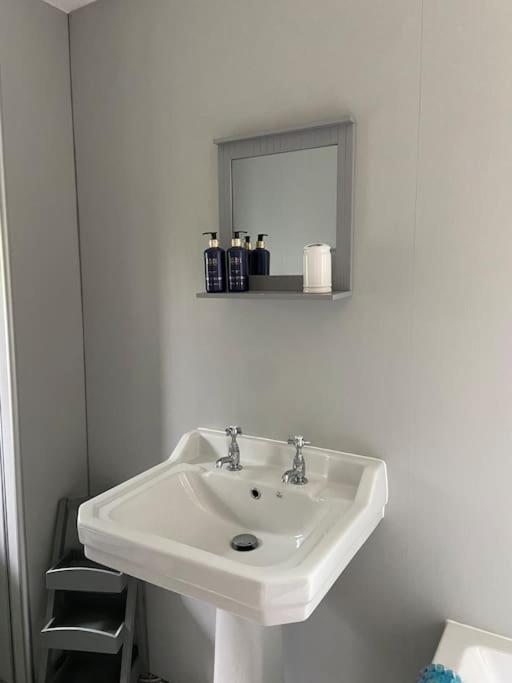 Award Winning Pet Friendly Paddock Cottage Whitby Exterior foto